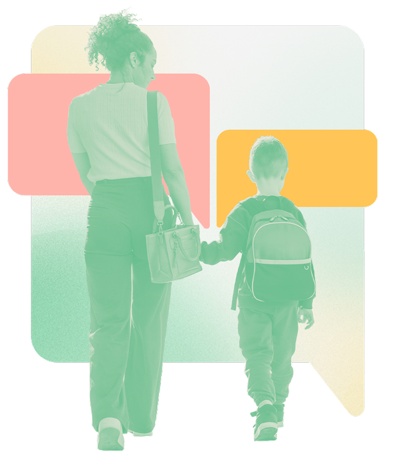 Madre e hijo caminando tomados de la mano